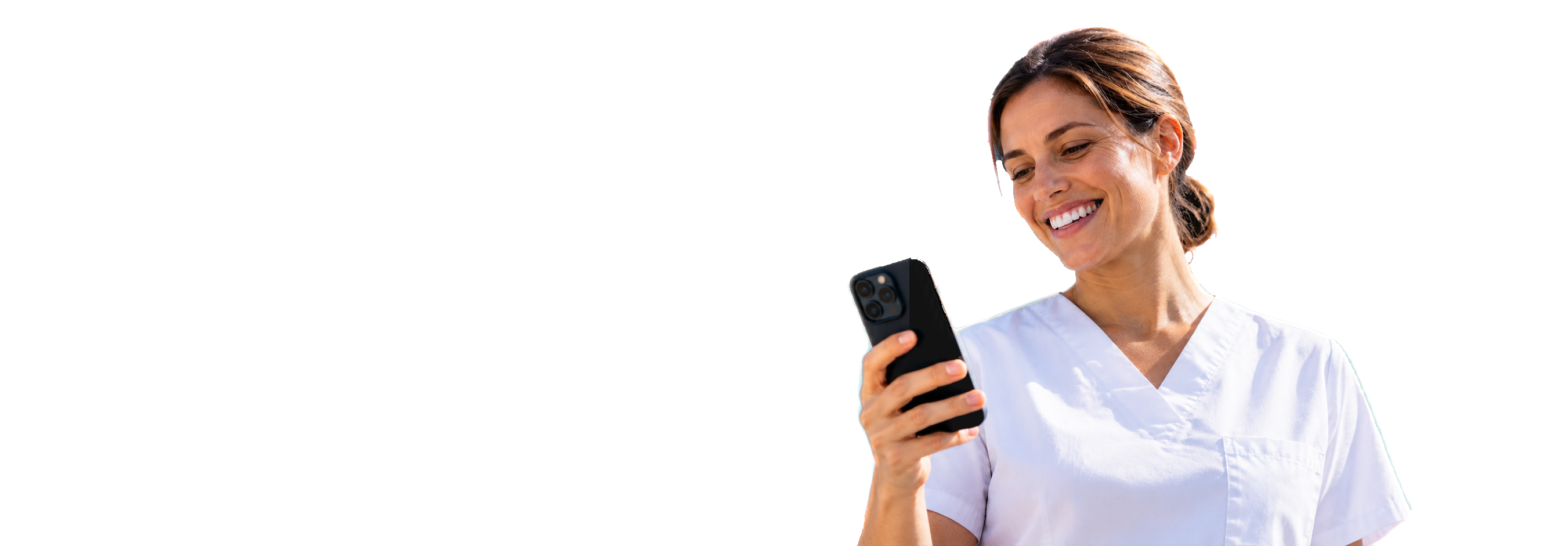 Infirmière libérale consultant son téléphone